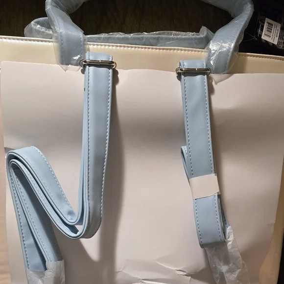 **NEW** Loungefly Disney Mickey & Friends Winter Convert BP/Shoulder/Tote Bag - Picture 5 of 9